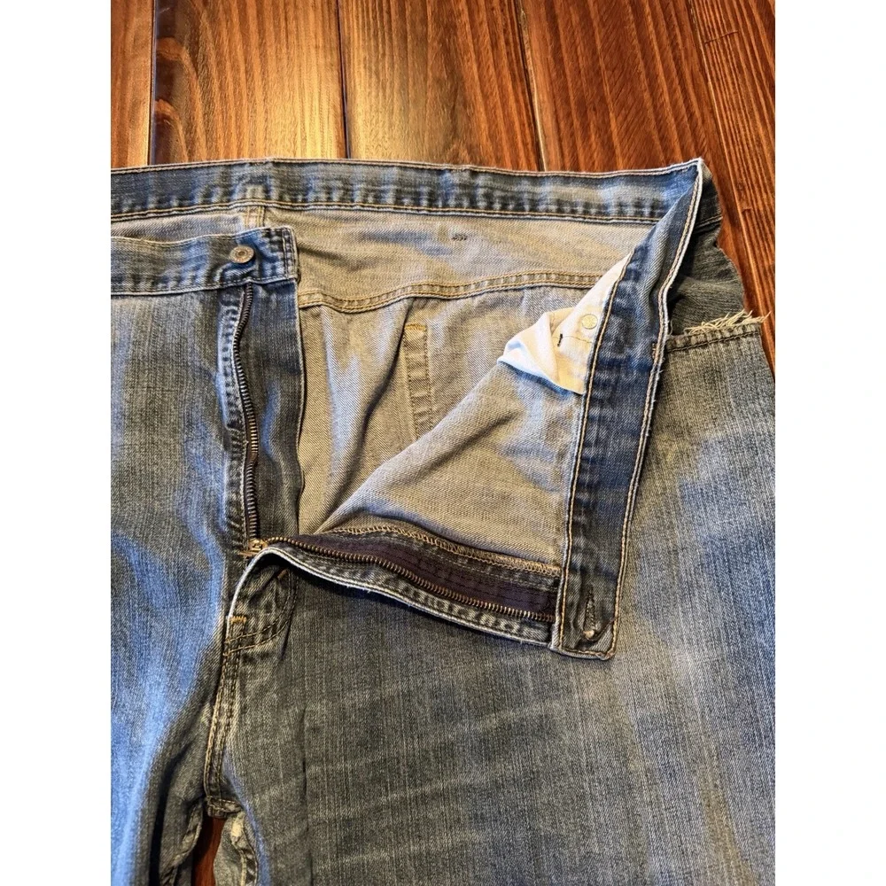 Men's Levi's 559 straight fit jeans‎ in a light wash, size W40 L32